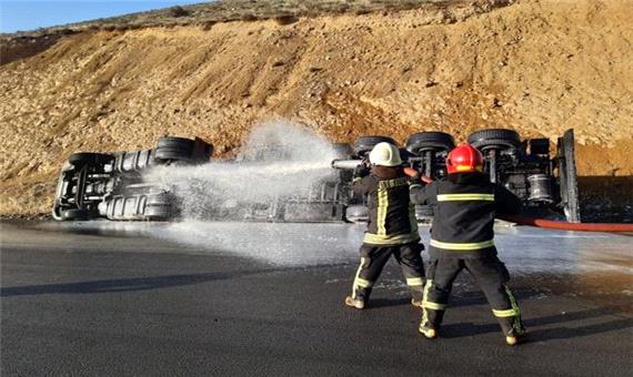 تلاش 25 آتش نشان در حادثه حساس واژگونی تانکر حامل بنزین