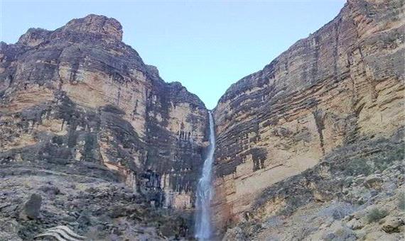 بزرگترین آبشار فصلی خاورمیانه در نی‌ریز فارس جان گرفت