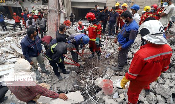 دومین گروه تخصصی آتش‌نشانان فارس راهی محل حادثه ساختمان متروپل آبادان شد