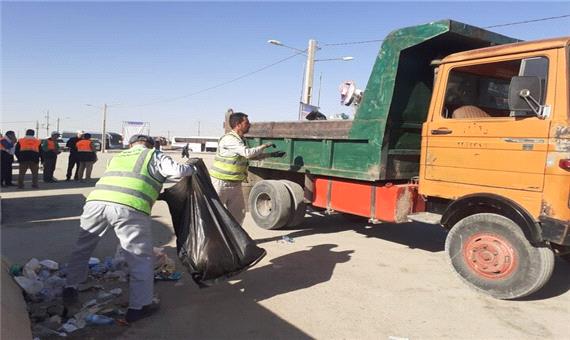 جمع‌آوری زباله‌های پایانه برکت در مرز مهران توسط خدام منطقه11