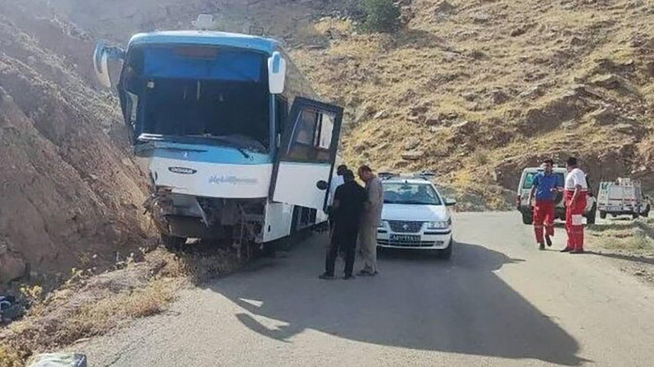 انحراف اتوبوس در ورودی صدرای شیراز؛ ۲۲ مسافر مصدوم شدند