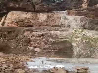 جاری شدن آبشار فصلی در جاده لار به بستک