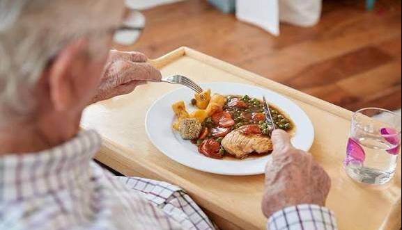 چالش‌های پنهان سفره سالمندان؛ از کم‌آبی تا سوءتغذیه
