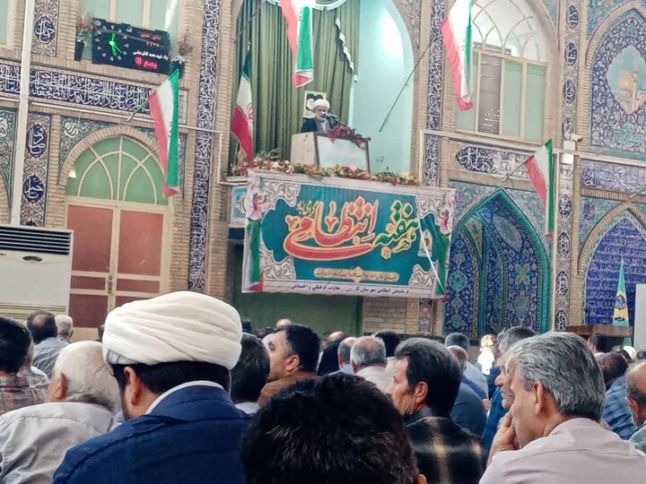 امام جمعه موقت کازرون: وحدت حول محور ولایت مولفه پیروزی ملت ایران است