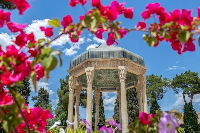 لسان‌الغیب حافظ شیرازی؛ آینه‌ای از انسان، عشق و زندگی