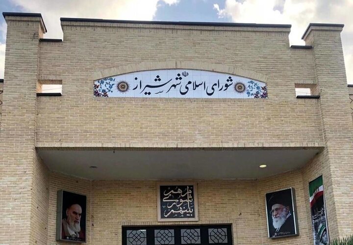 تجمع باغداران قصرالدشت شیراز در جلوی ساختمان شورای شهر