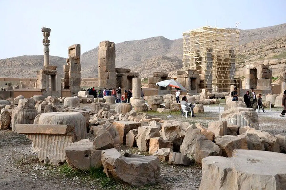 تخت جمشید سالانه ۳۰ سانتی‌متر فرو می‌رود!