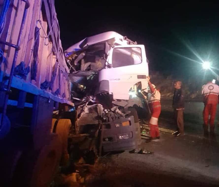 برخورد تریلر با کامیون در جاده آباده به صفاشهر با ۲ مصدوم