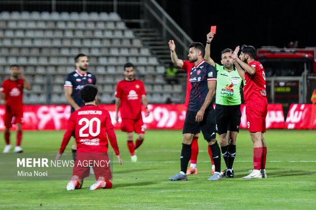 باشگاه پرسپولیس:خلیل‌زاده باید اخراج می‌شد؛بازیکن تراکتور کول‌انداز زد