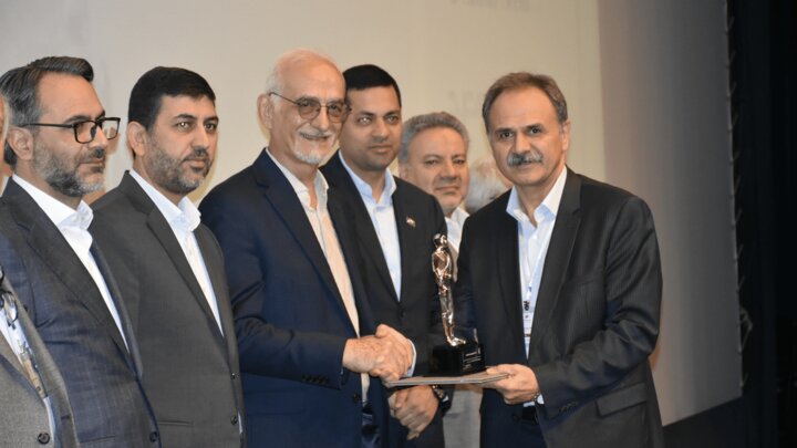 استاد دانشگاه شیراز، مدرس برگزیده صنعت فولاد کشور شد