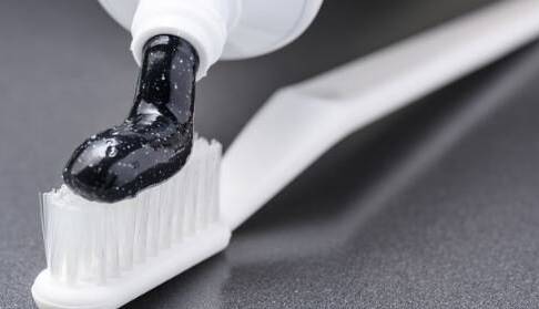 آیا خمیردندان‌ زغالی واقعا برای درخشندگی دندان موثر است؟