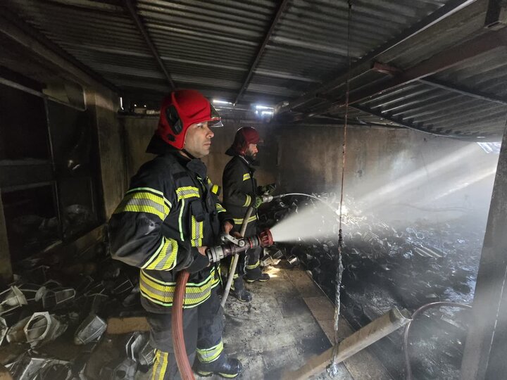 آتش‌سوزی انبار لوازم برقی در شیراز مهار شد