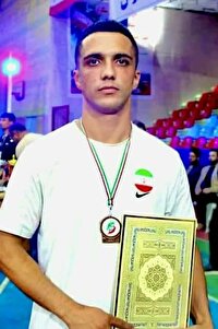 نشان برنز بوکس قهرمانی کشور بر گردن ورزشکار فارسی