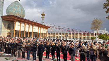 دسته‌ها برای طلب باران به آسمان بلند می‌شوند