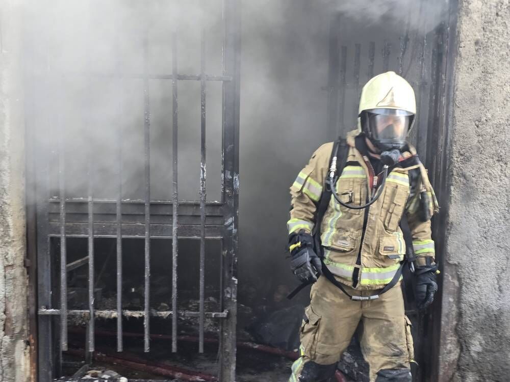 نجات ۳ نفر از حریق منزل مسکونی در شهرک یکتای شیراز