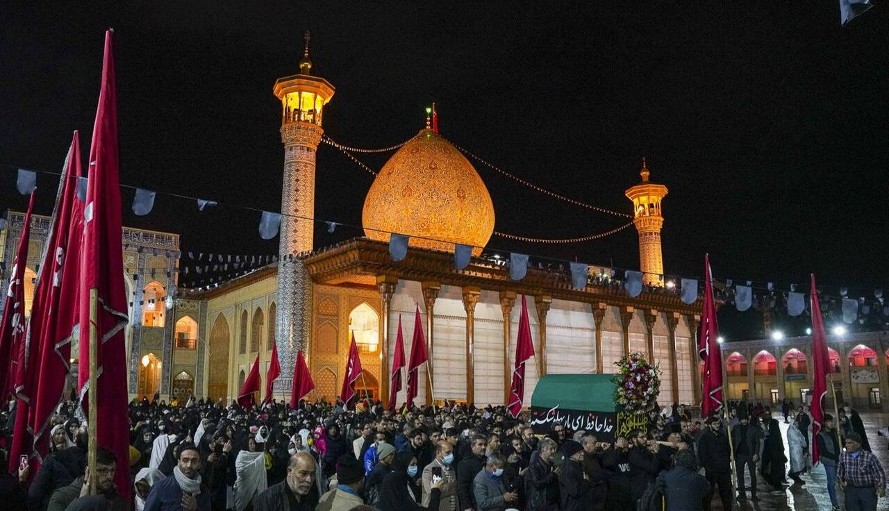 لاله‌گردانی خدام شاهچراغ(ع) در شام غم‌انگیز فاطمیه