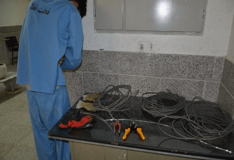 دستگیری سارق کابل مخابراتی حین سرقت در کازرون