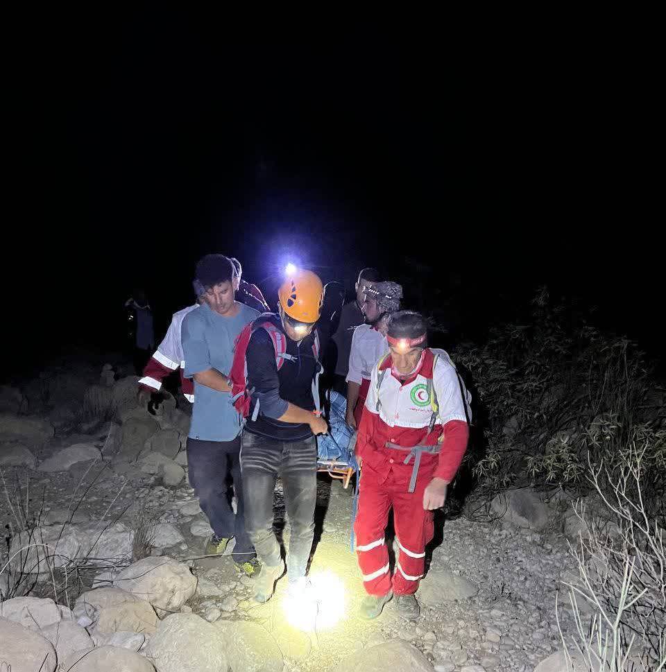 نجات مرد گرفتار در ارتفاعات شهرستان فیروزآباد