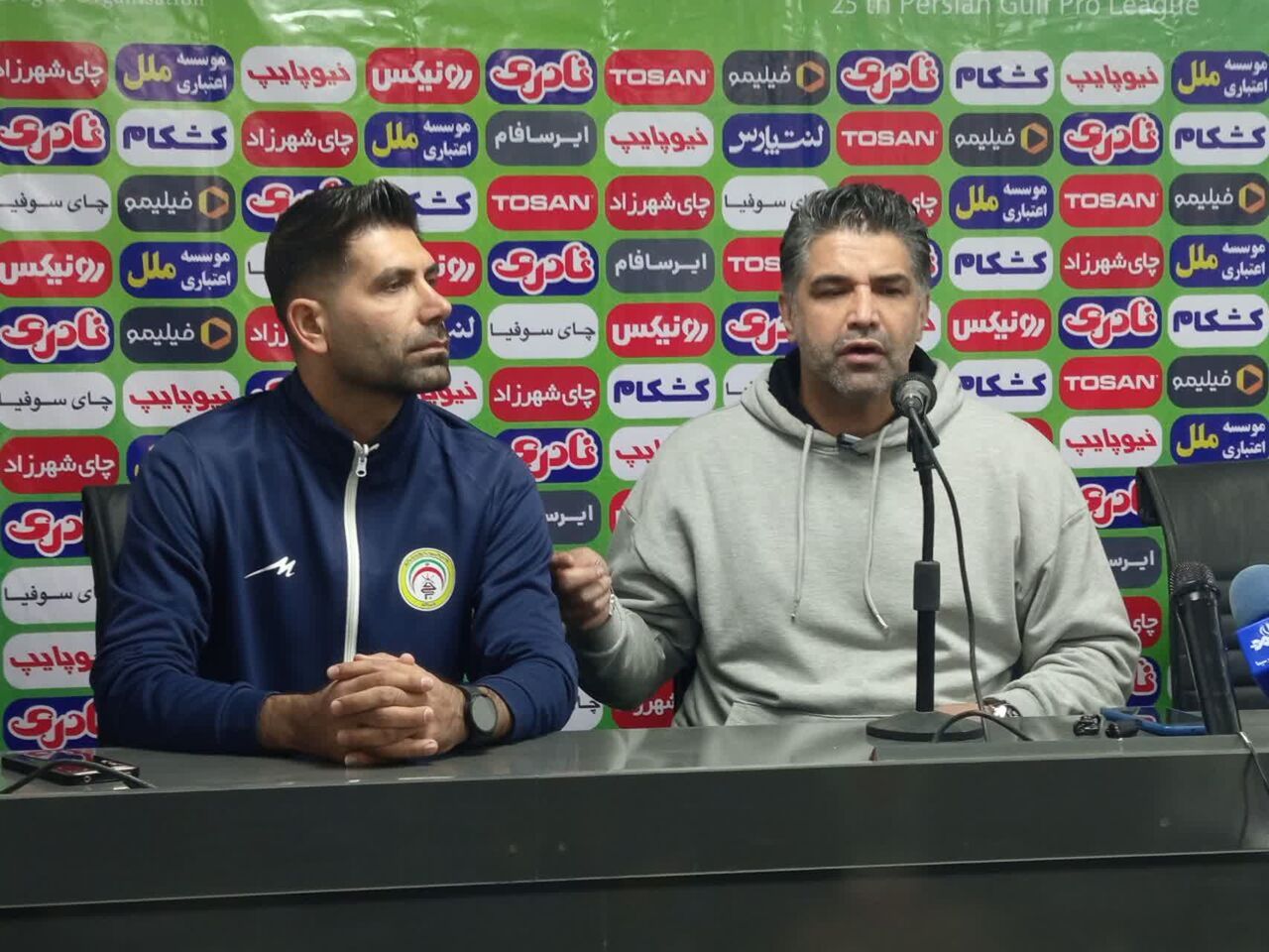 انتقاد پیروز قربانی از فضای پرسش‌های غیر فنی و فشارهای داوری در فوتبال ایران