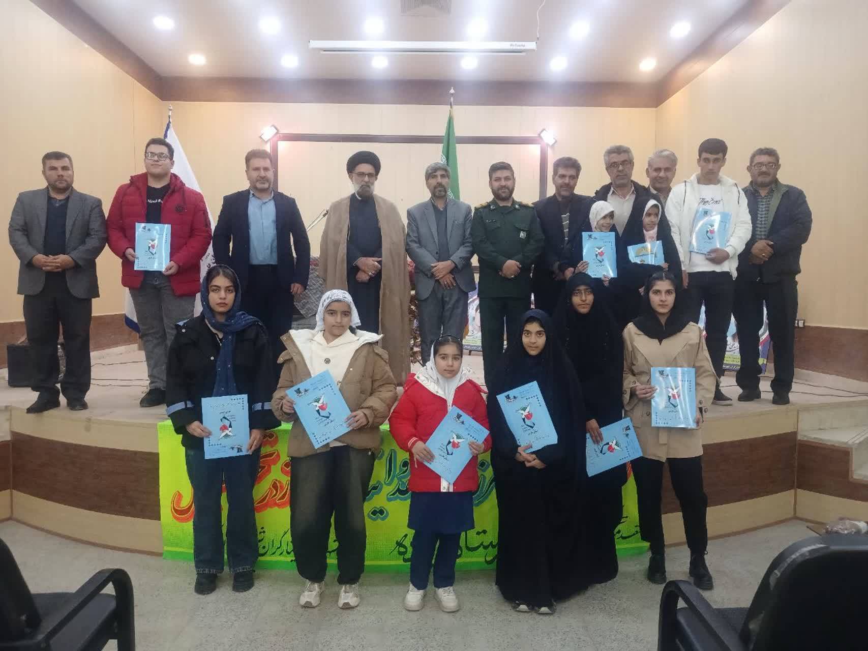 تجلیل از دانش آموزان ممتاز شاهد در آباده