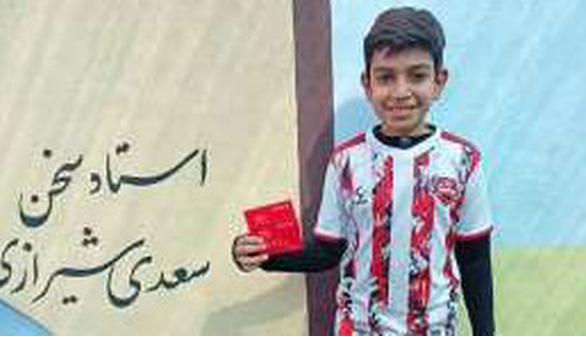 دانش‌آموز لاری پس‌اندازش را برای خرید نیمکت مدرسه اهدا کرد
