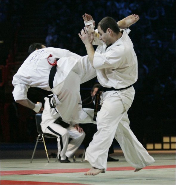 رقابت بیش از ۳۰۰ کاراته کا در شیراز