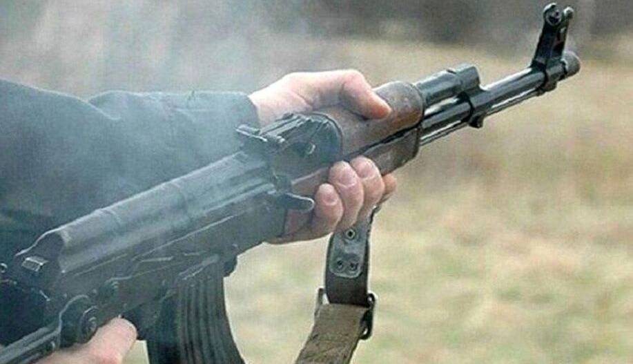 دستبند پلیس بر دستان عامل تیراندازی در شیراز