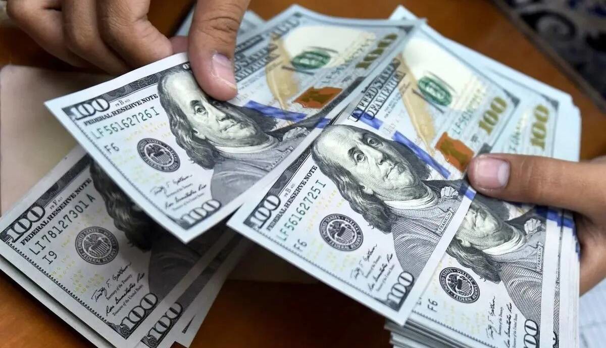 دولت با بالابردن قیمت دلار کسری بودجه را تامین می‌کند؟