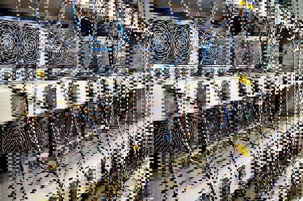 جلایر: ۴۵۳ دستگاه غیرمجاز استخراج رمزدارایی در فارس کشف شد