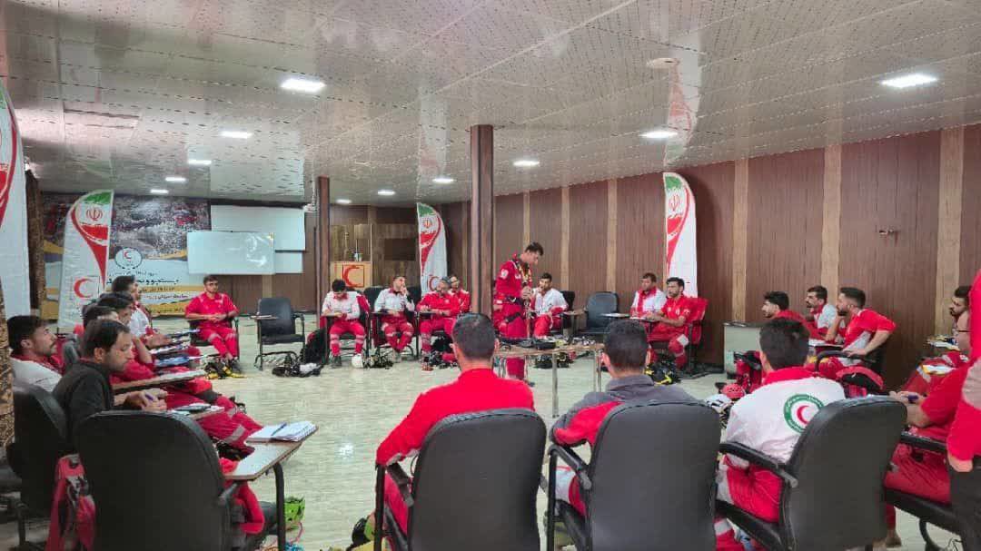 برگزاری دوره پایه جست‌و‌جو و نجات در کوهستان در فیروزآباد