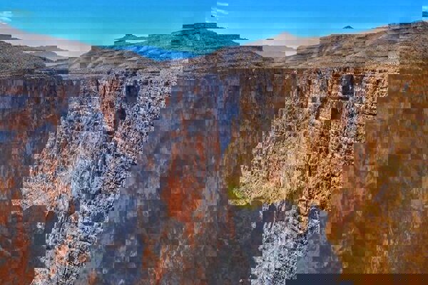 آبشار فصلی در تنگه هایقر فیروزآباد