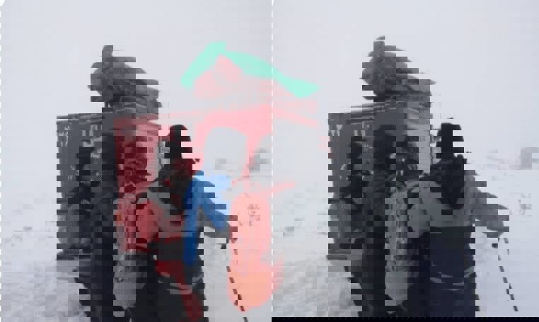 آتش‌نشانان شیراز، شهروند گرفتار در برف را نجات دادند