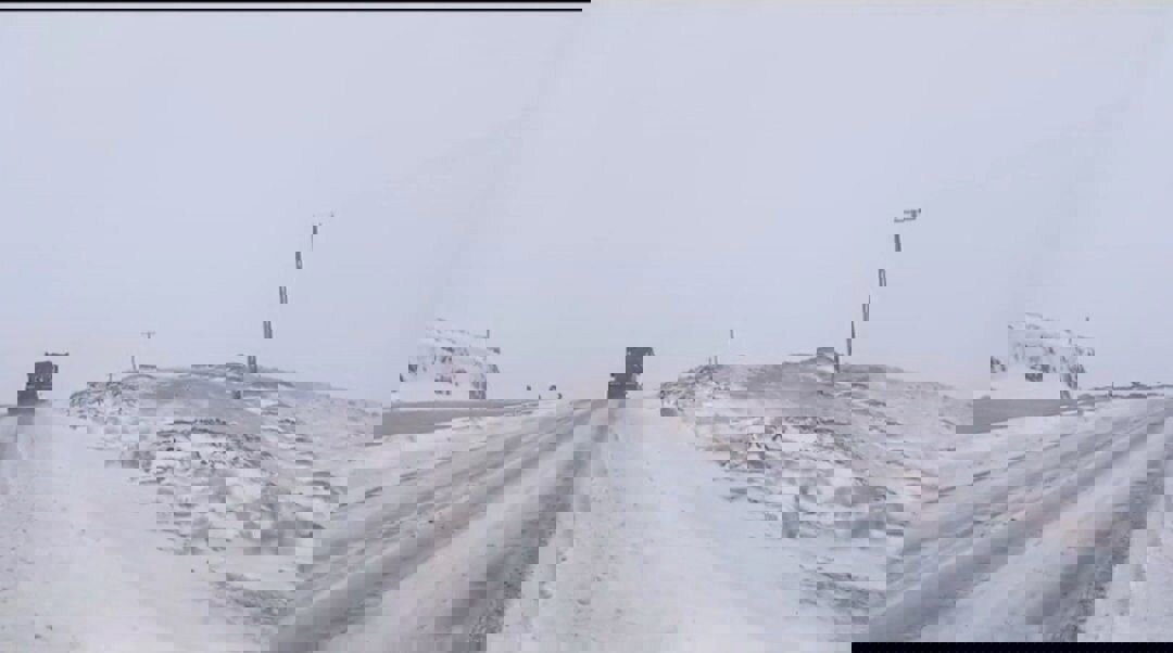 بارش برف ۲ محور شهرستان بوانات را مسدود کرد