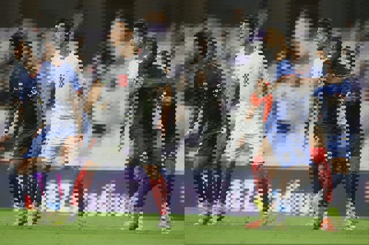 بازیکنان تیم ملی نباید ناراحت شوند/ صعود به مرحله حذفی کار بزرگی نیست