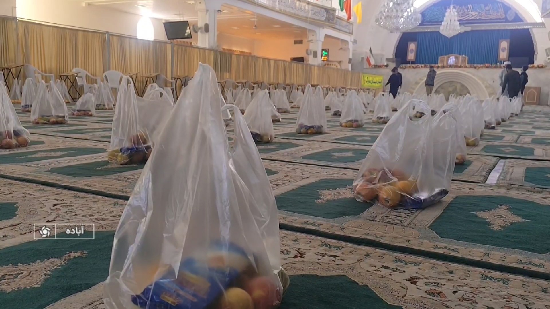 اهدای بیش از ۳۰۰ بسته یلدای مهربانی در آباده