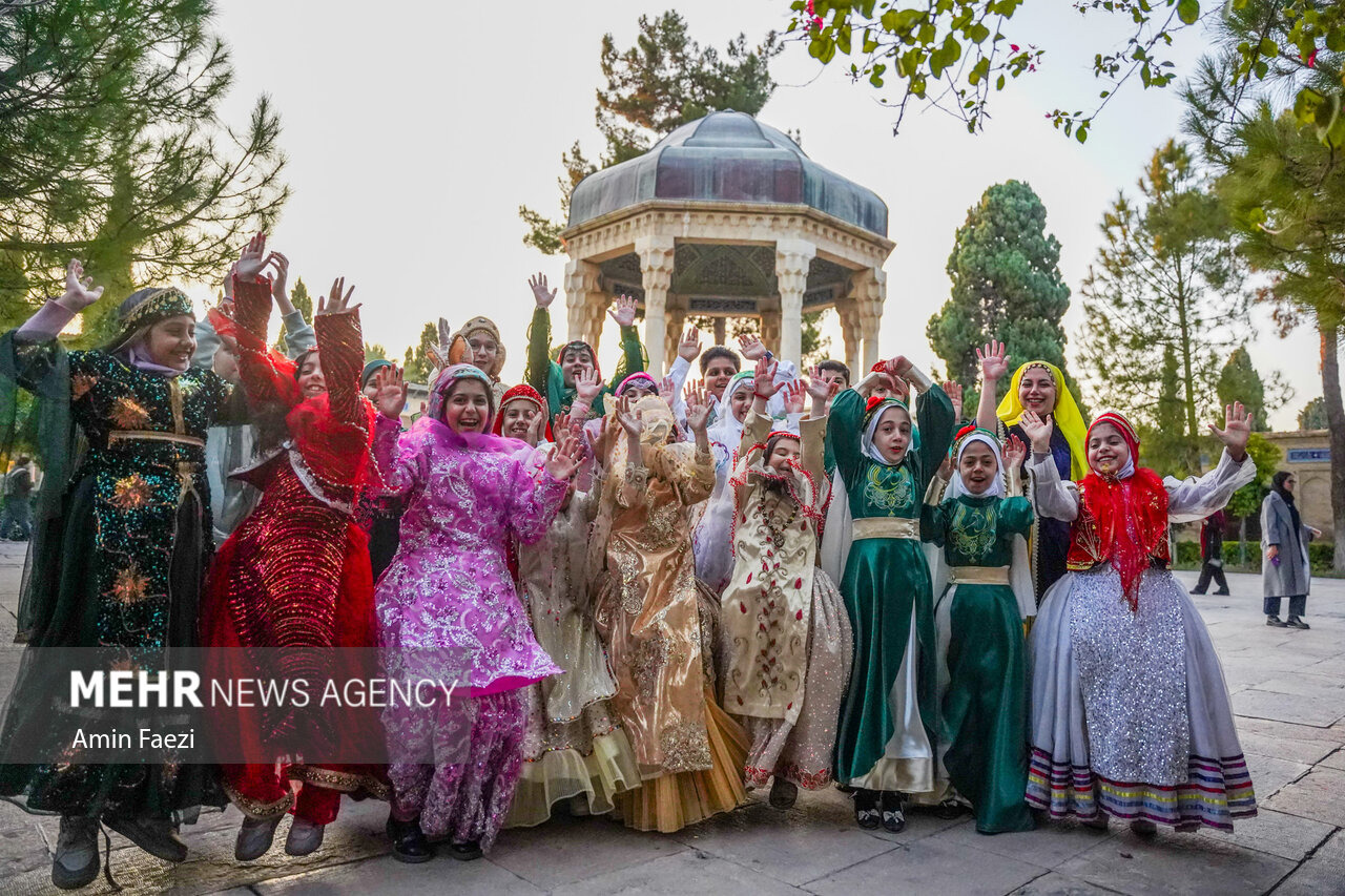 حافظ خوانی کودکان شیرازی در شب یلدا