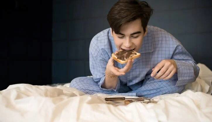 چرا شب‌ها هوس شیرینی می‌کنیم؟