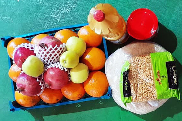 توزیع بیش از هزار بسته‌ یلدایی رضوی میان خانواده‌های کم‌بضاعت فارس