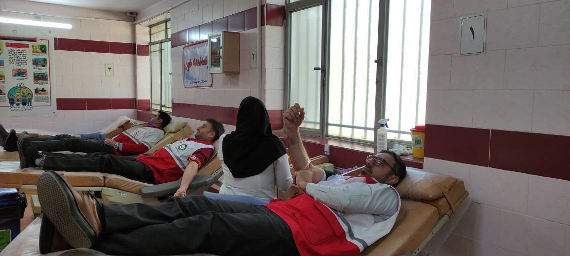 اهدای خون کارکنان و داوطلبان هلال‌احمر کازرون