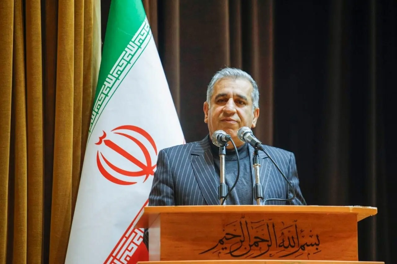 احزاب باید بین مردم و حاکمیت نقش واسطی آگاهانه و صادقانه ایفا کنند