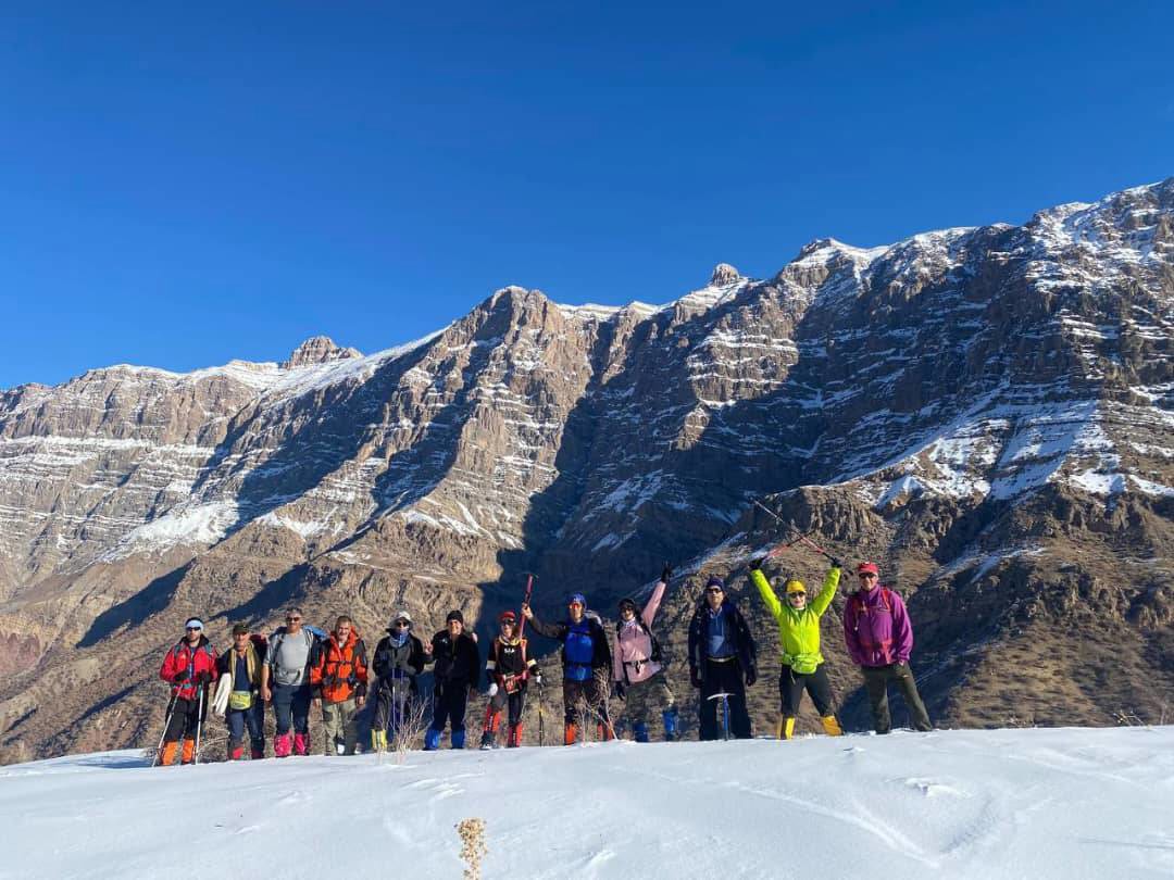 صعود کوهنوردان آباده‌ای به قله زنگویی دنا