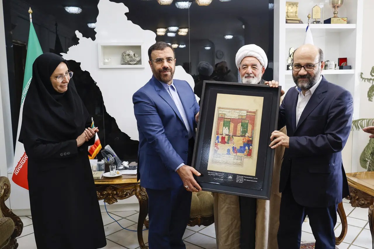 نباید اجازه داد مردم هویت تاریخی خود را گم کنند