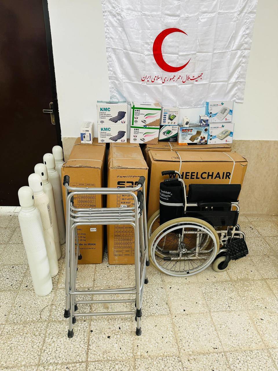 اهدای تجهیزات پزشکی و توانبخشی به هلال احمر خنج