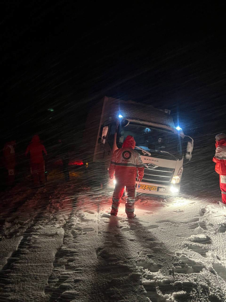 امداد رسانی به ۱۳ خودروی گرفتار در برف در آباده
