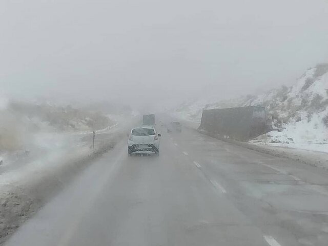 بارش برف و باران در ۱۰ محور مواصلاتی فارس؛ تجهیزات زمستانی همراه داشته باشید