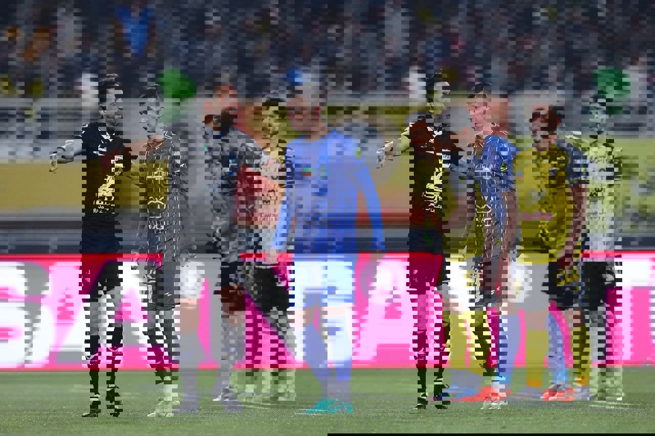 تساوی جذاب سپاهان و استقلال در نیمه اول