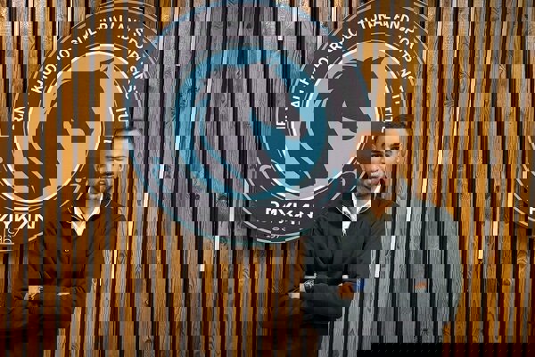 پیکان یک مدافع جذب کرد