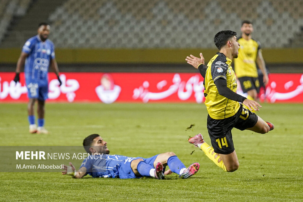 پیروزی مقابل سپاهان دستاورد بزرگی بود/ کار دو بازیکن مازاد اشتباه است!