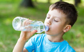 میزان نیاز روزانه کودکان به آب