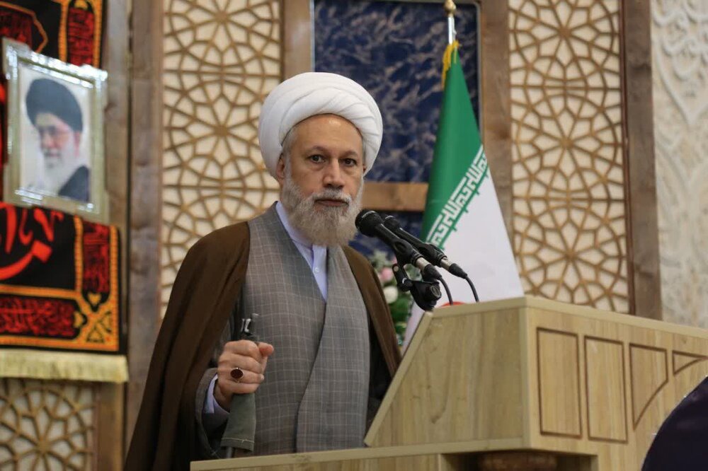 امام‌جمعه شیراز: ملت ایران زیر فشار و تهدید از مسیر خود عقب‌نشینی نمی‌کند